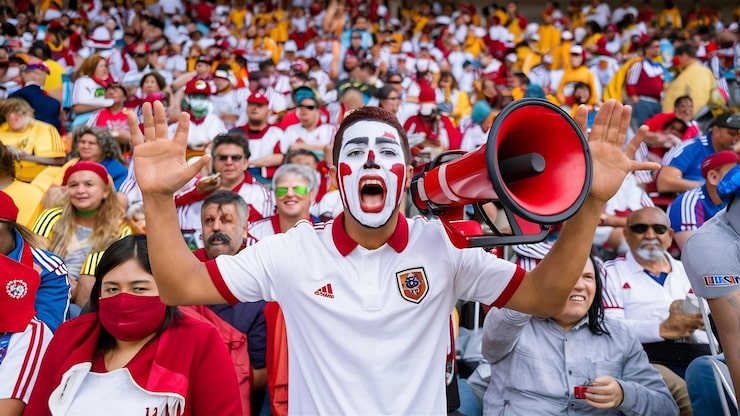 Sports Fan Engagement: Transforming Experiences with AR Sports Fan Engagement: Transforming Experiences with AR